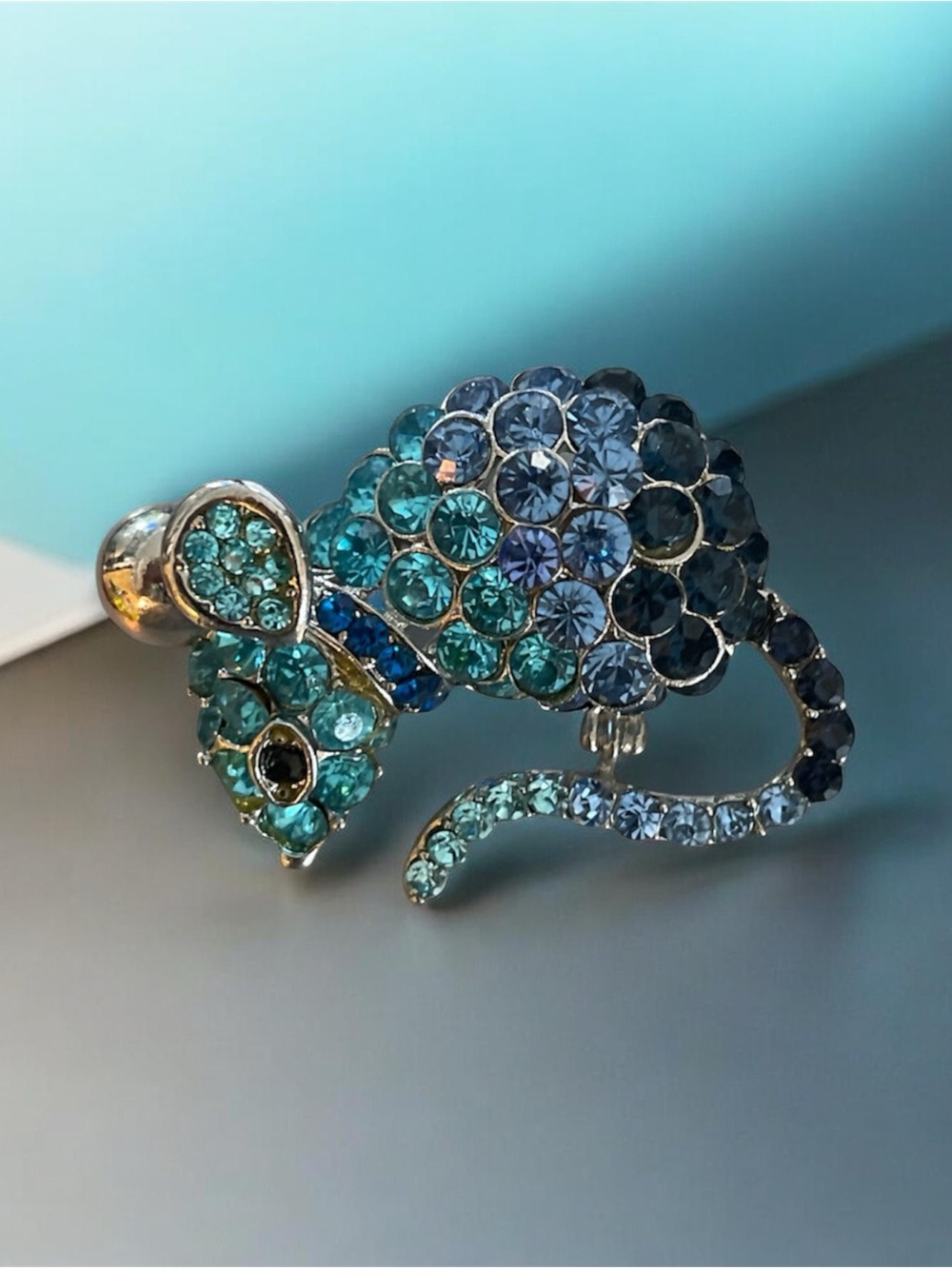 Vintage -style blue rhinestone mouse brooch.